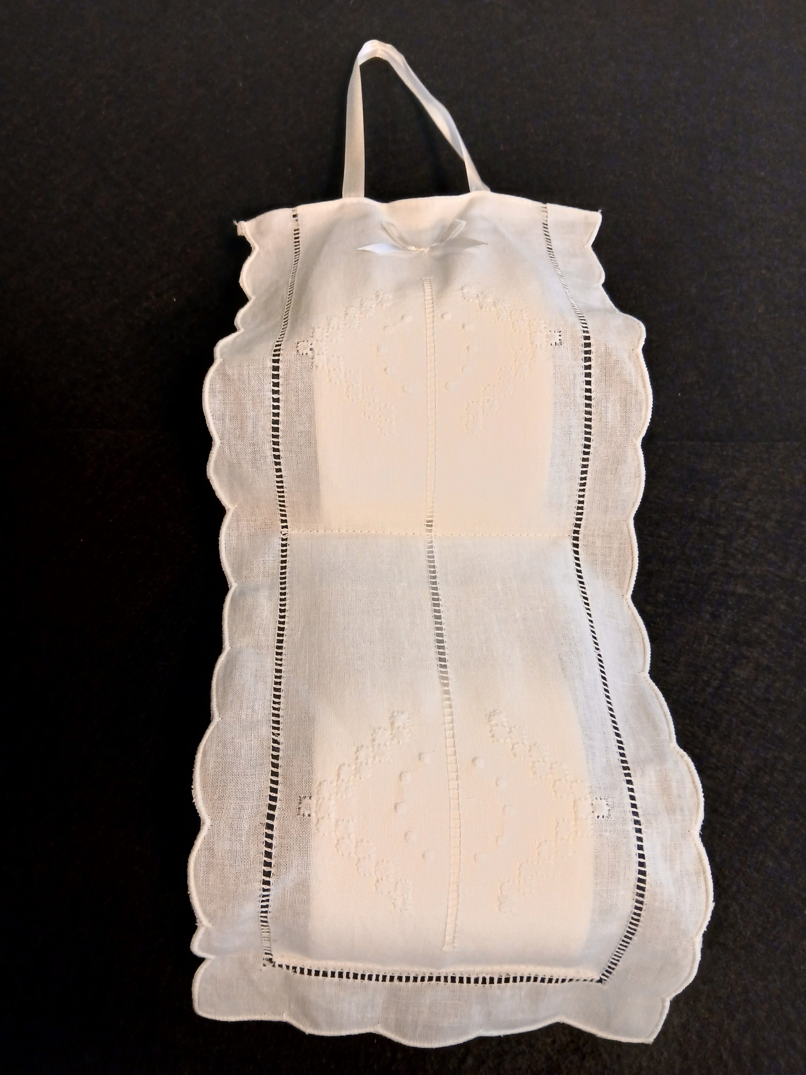 Suporte para papel higiénico bordado à mão