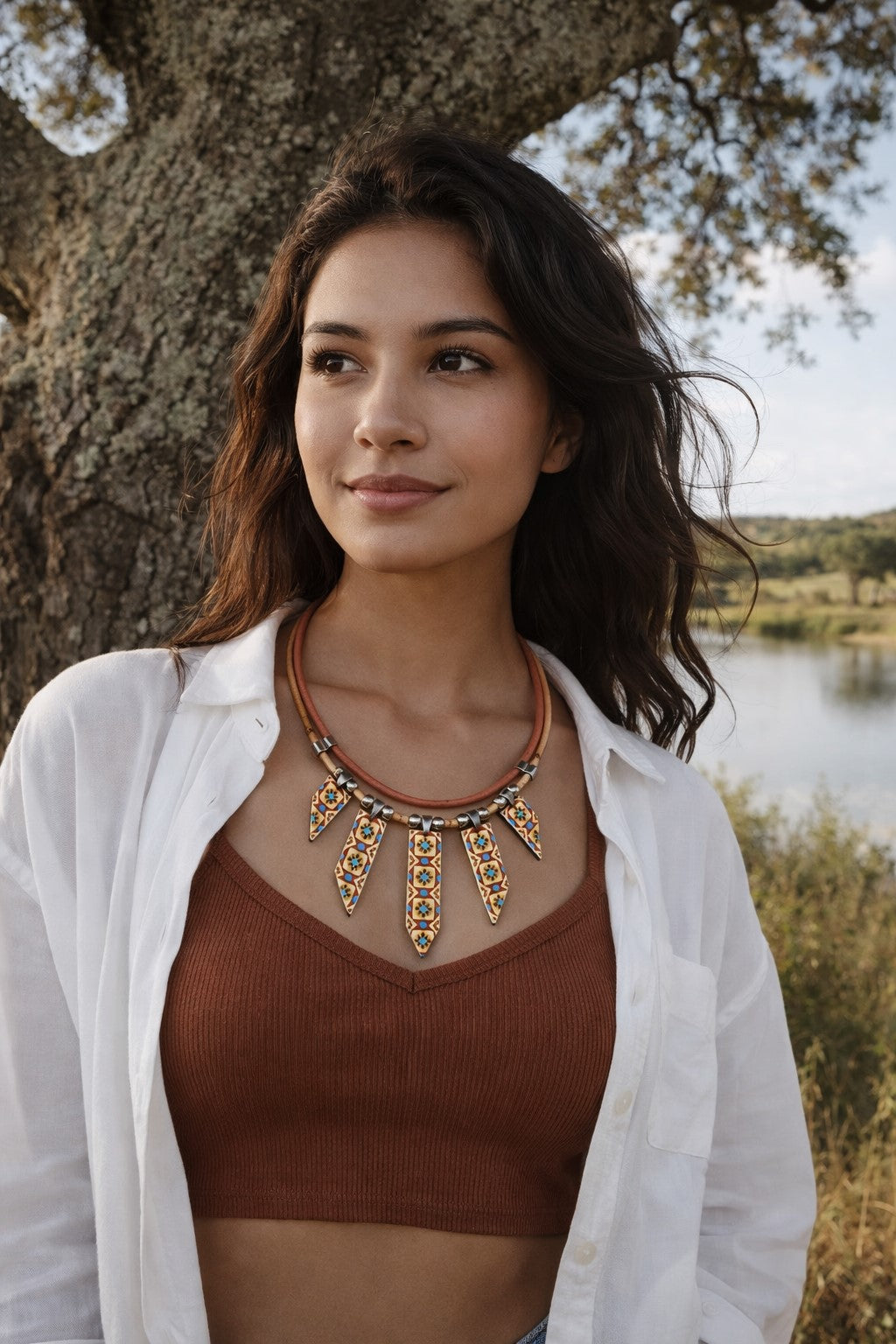 Colar Artesanal em Cortiça, Pedras Coloridas e metal.