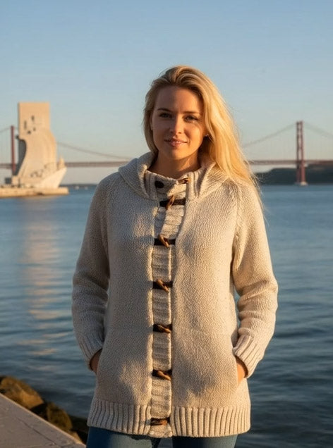 Casaco de malha em lã com capuz